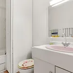 A Deux Pas De La